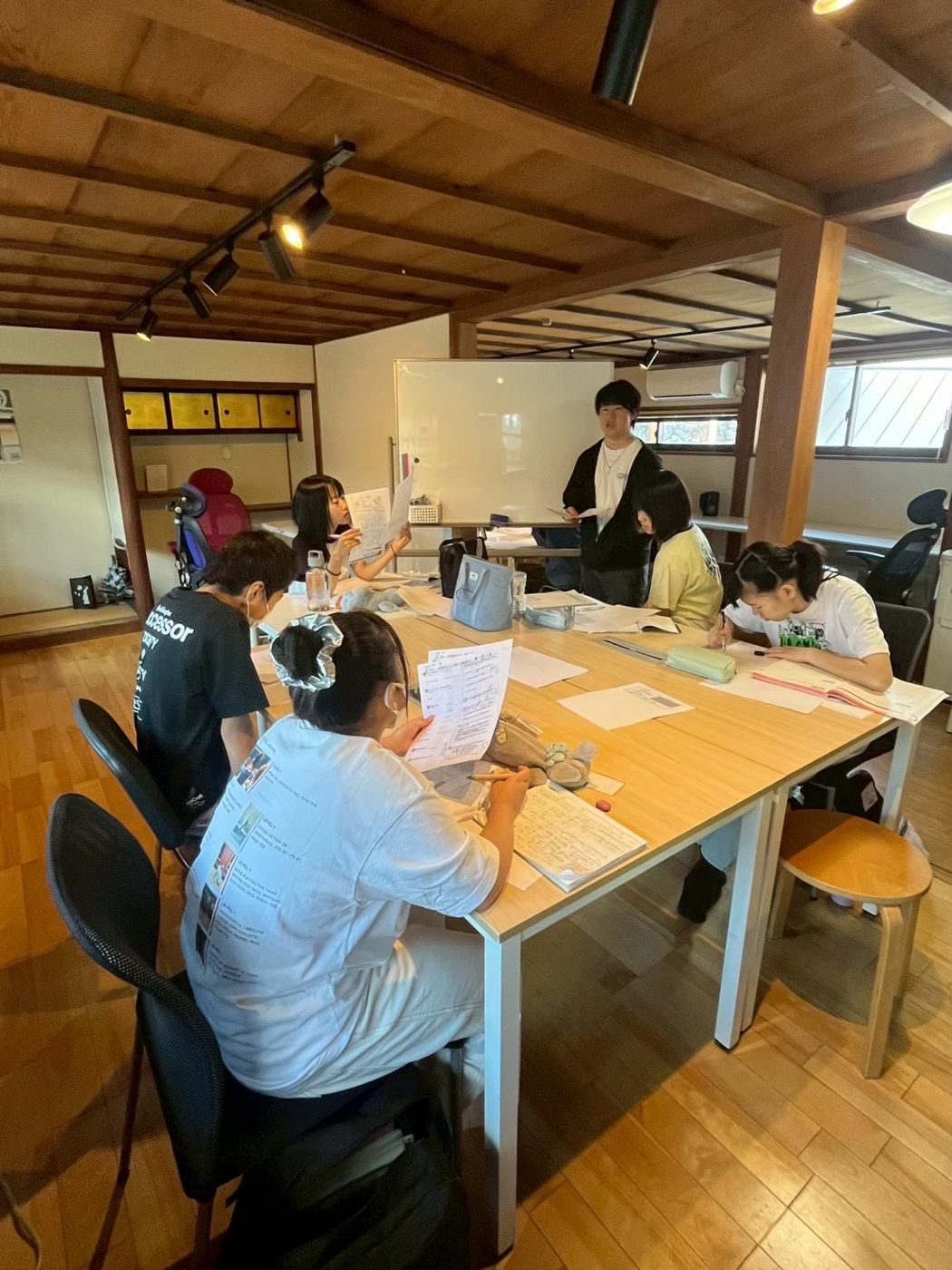 講師が生徒に声をかけながら進める授業
