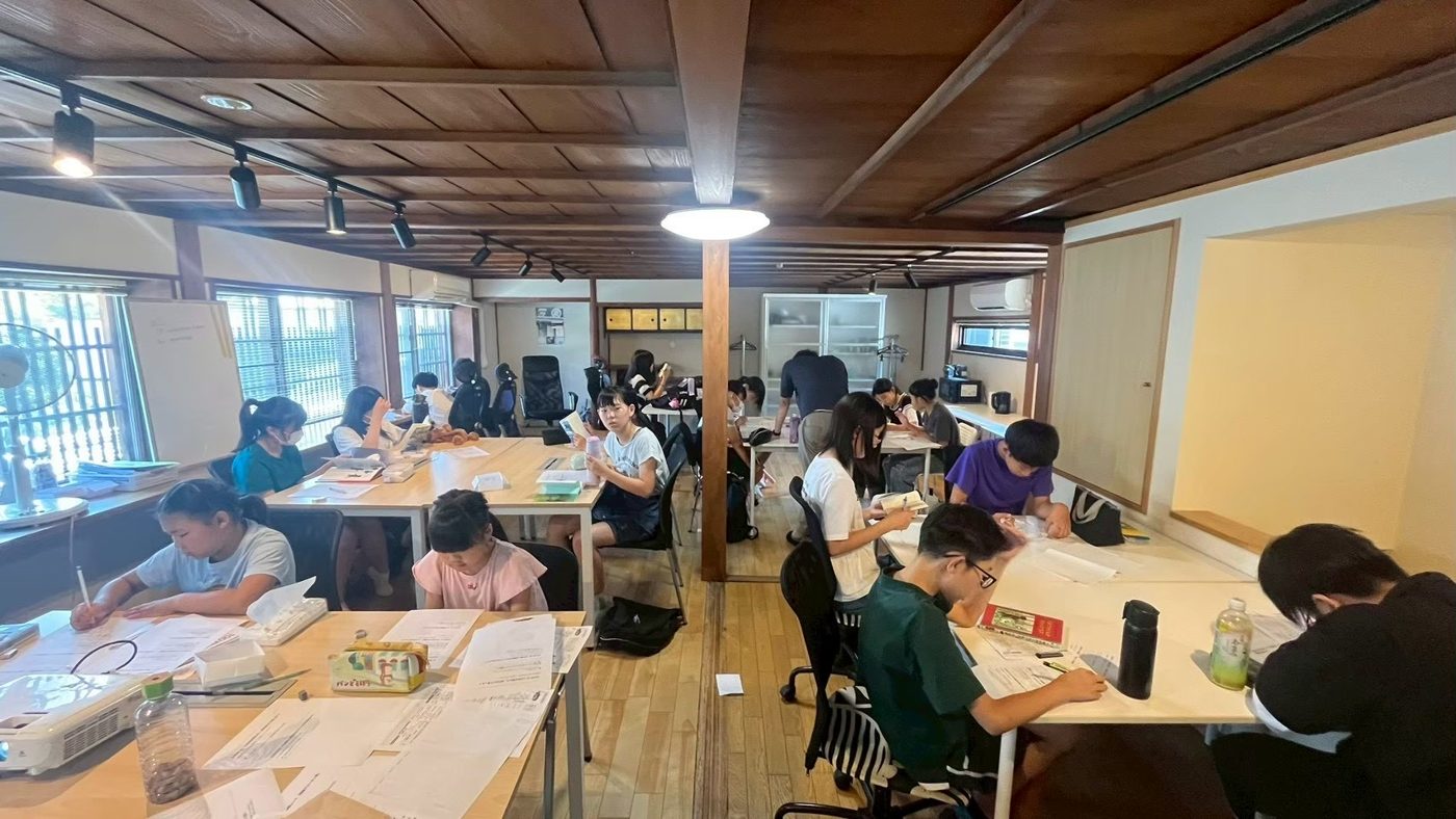 古民家の教室で学ぶ生徒たち