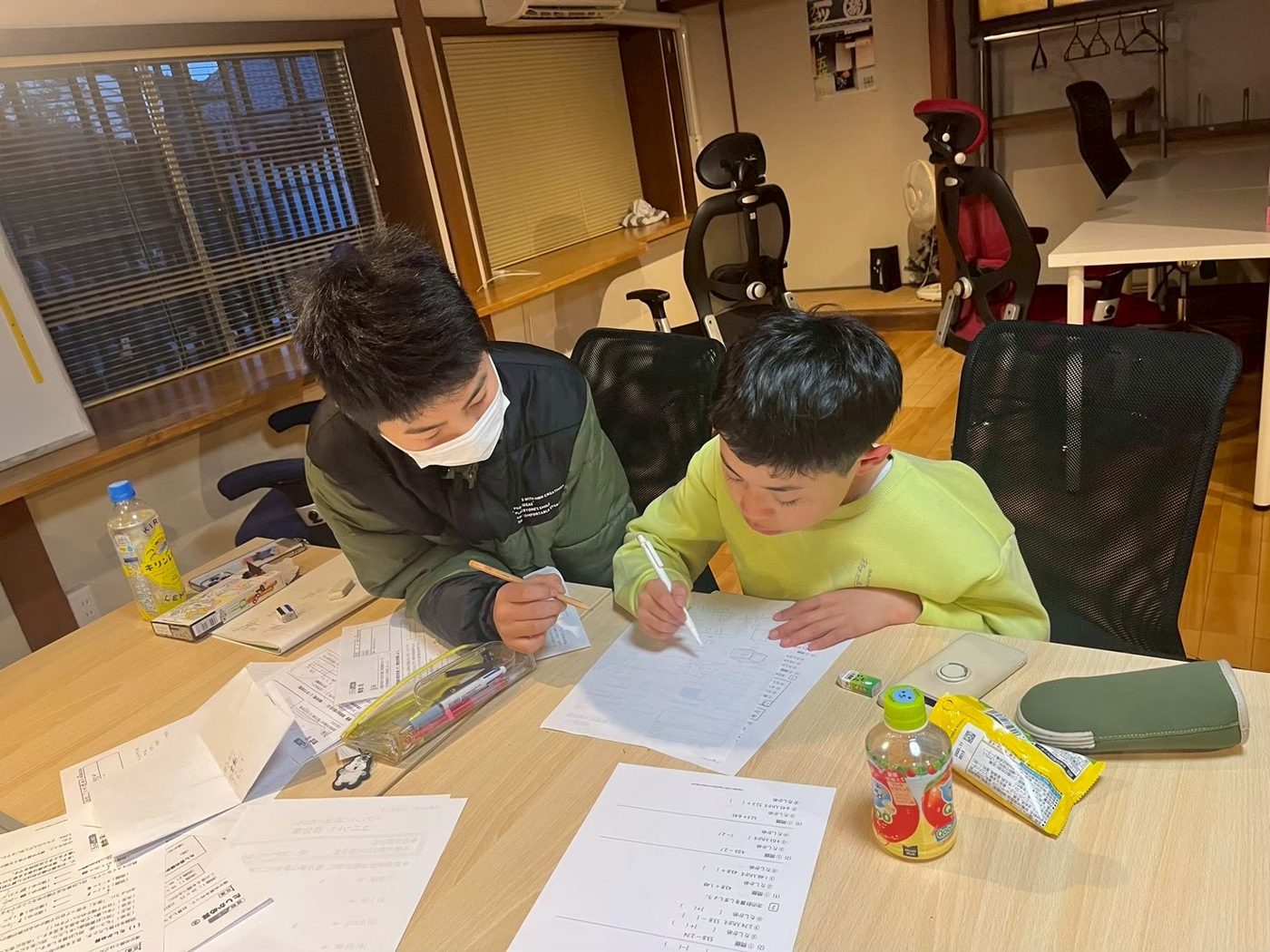 隣で教えながら問題に取り組む様子